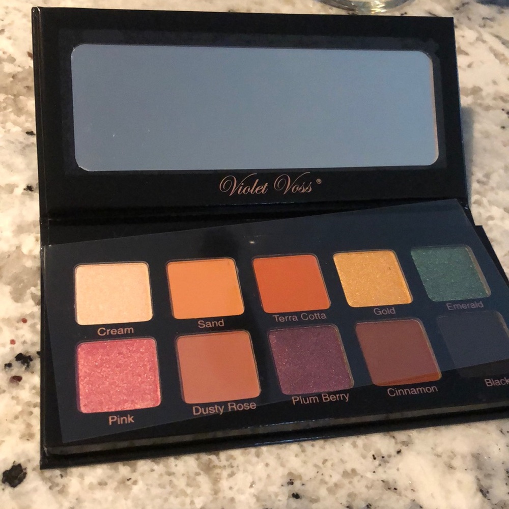 Violet Voss-Essentials